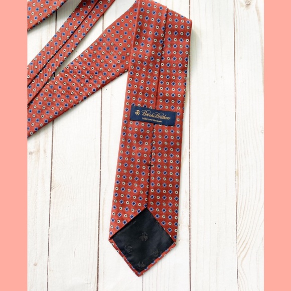 Brooks Brothers Silk Red Pattern Tie - Picture 4 of 6